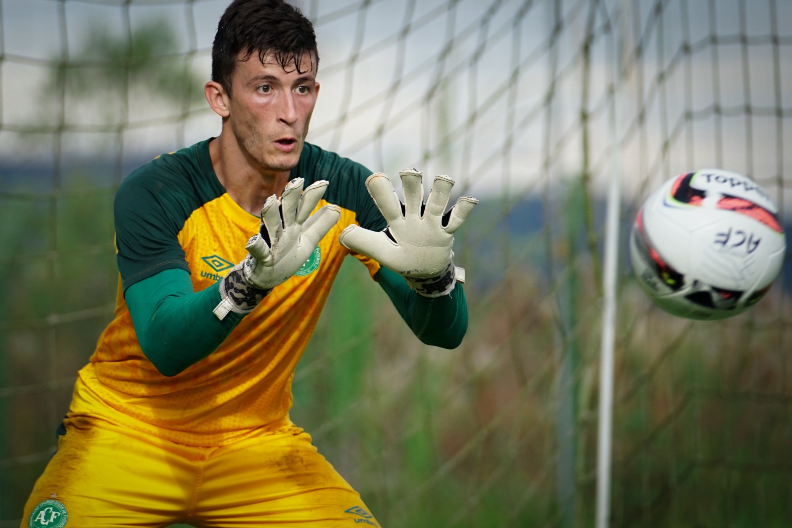 Goleiro do Brusque quer vitória contra Chapecoense como presente de  aniversário